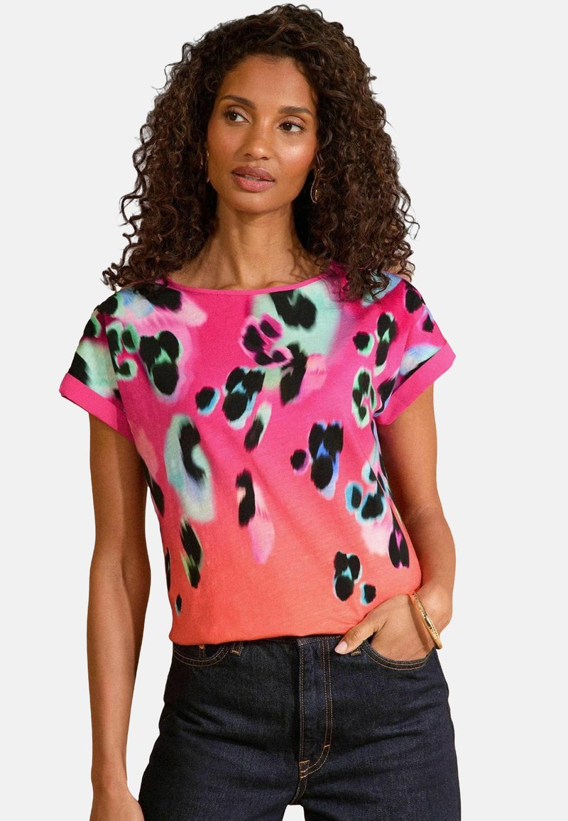 Kortärmad topp i en gradient från rosa till orange, med ett livligt leopardmönster i svart, aqua och fuchsia på ett mjukt tyg.