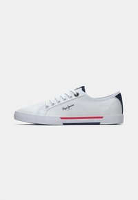 Adidași albi din pânză cu accente bleumarin, închidere cu șireturi și talpă din cauciuc. Prezintă un logo pe lateral și detalii cu dungi roșii și bleumarin.