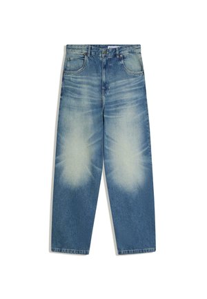 Modré džíny s vysokým pasem a rovnými nohavicemi, se vzory vyblednutí na stehnech, předních kapsách, poutkách na pásek a zapínáním na knoflíky.