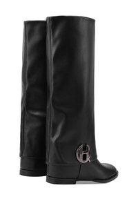 Botas negras hasta la rodilla de cuero liso, con punta redondeada y un logotipo metálico en el lado exterior.