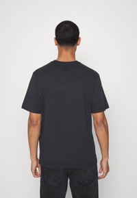 Levi's® RELAXED FIT TEE - Print T-shirt - caviar