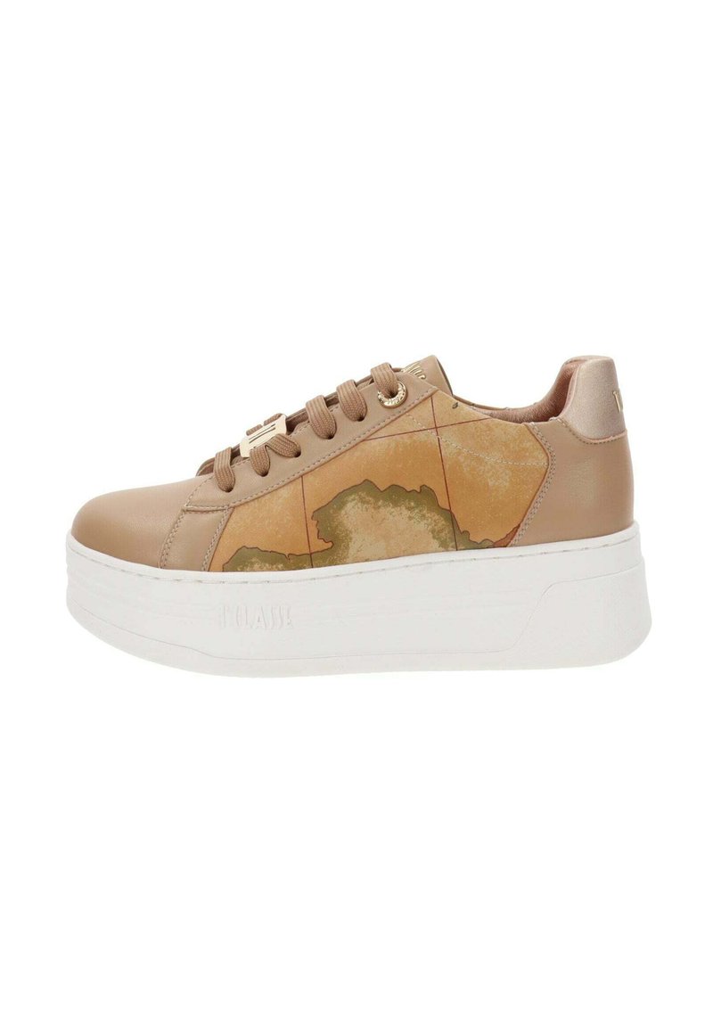 Zapatilla beige con un estampado de mapa marrón texturizado, cuello acolchado, puntera redonda y suela de plataforma blanca. Cuenta con cordones planos y ojales de metal.