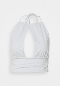 Vitt halterneck crop top gjort av mjukt tyg med en framåtschärning och samlad nederdel för en snug passform.