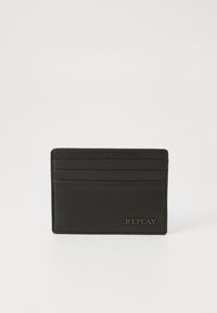 Svart lær kortholder med fem spalter, preget "REPLAY"-logo på forsiden, glatt tekstur, minimalistisk design, rektangulær form.