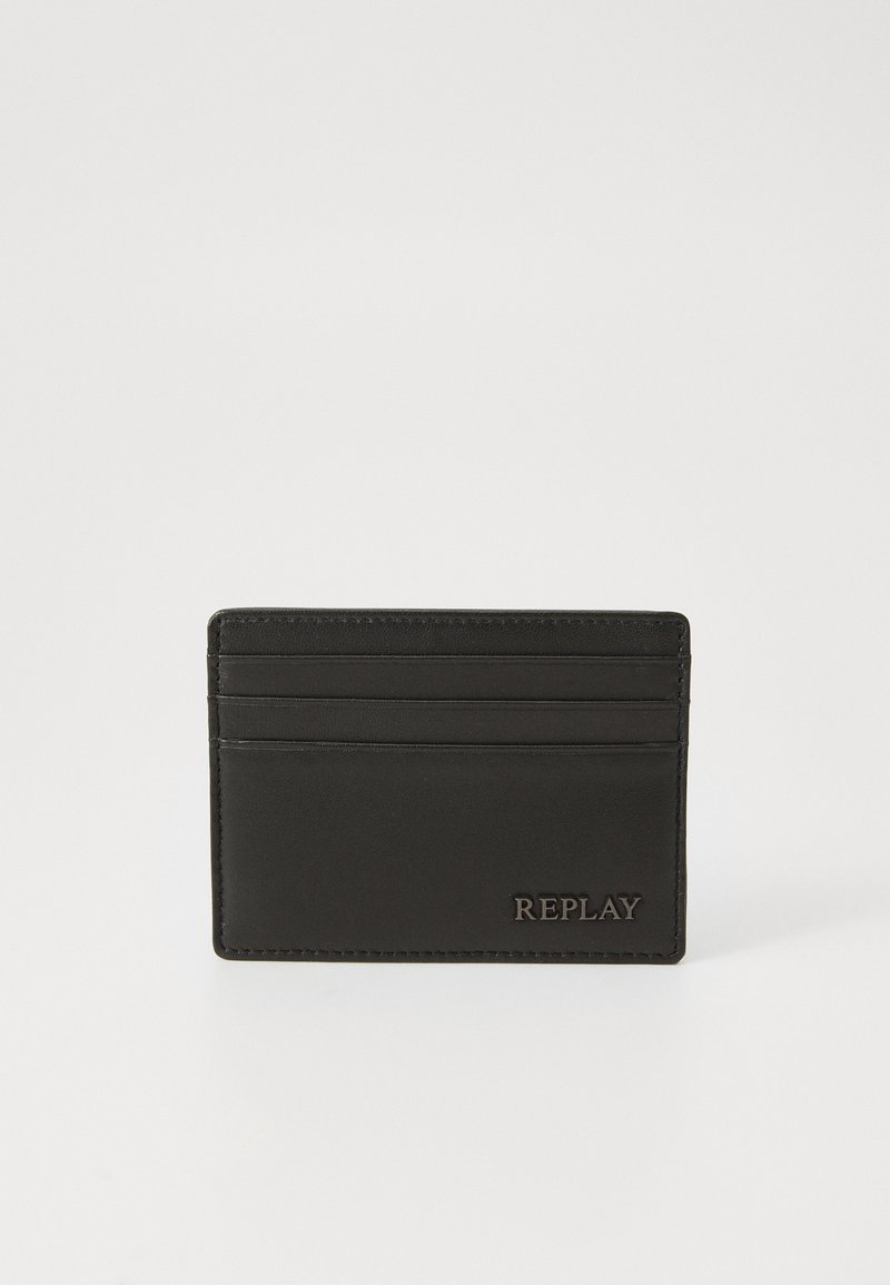 Svart lær kortholder med fem spalter, preget "REPLAY"-logo på forsiden, glatt tekstur, minimalistisk design, rektangulær form.