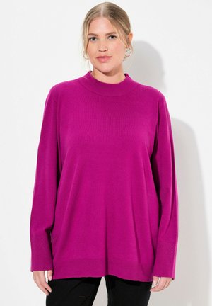 Fuchsia übergroßer Pullover mit hohem Kragen, langen Ärmeln und gerippten Bündchen. Weicher Textur, minimales Design und seitliche Schlitze.