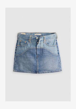 Šviesiai mėlyna džinsinio medžiagos mini sijonas, su klasikiniu penkių kišenių dizainu, metaliniu sagties uždarymu ir kontrastingomis siūlėmis ant lygaus paviršiaus.