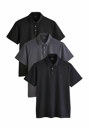 Tre poloshirts med korte ærmer i sort, mørkegrå og marineblå, hver med krave og tre knapper foran.