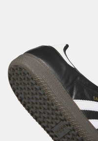 adidas Originals SAMBA ADV - Zapatos con cordones - black white gum