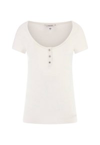 Bílý nařasený top s krátkým rukávem a širokým výstřihem do lodi, s třemi dekorativními knoflíky uprostřed. Spodní část nese vyšívané názvem značky.