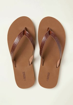 Pruunid plätud tekstuurse tallapadjaga ja dekoratiivsete laserlõigatud rihmadega. Rihmadel on lillemustrid, mis lisavad erilise detaili.