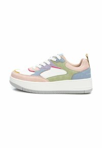 Sneaker multicolore con pannelli in suede rosa, verde, blu e bianco, una robusta suola bianca e un dettaglio dorato sul tallone.