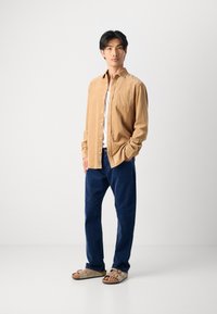 Scotch & Soda REGULAR FIT SHIRT - Camisa - tannin