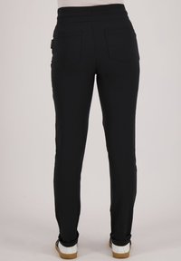 Zwarte stretchbroek met een gladde textuur, elastische tailleband en twee achterzakken. Ontworpen voor comfort en bewegingsvrijheid.