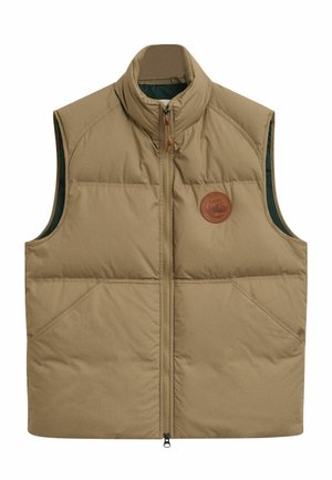 Kaki gewatteerd vest met een hoge kraag, ritssluiting, zijzakken en een ronde leren logopatch op de linkerborst. De voering is groen.