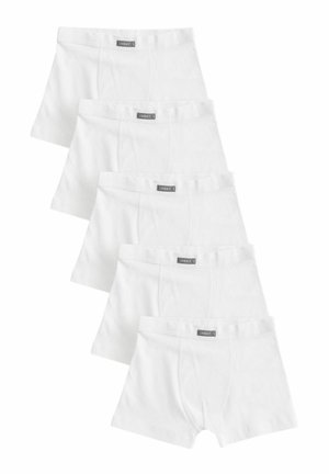Un mucchio di boxer bianchi in cotone, caratterizzati da una texture morbida e una cintura elastica con una piccola etichetta grigia del marchio. Cinque paia in totale.
