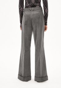 Grijze ribfluwelen wijde broek met hoge taille, met opvallende verticale ribbels en een opgerolde zoomafwerking.