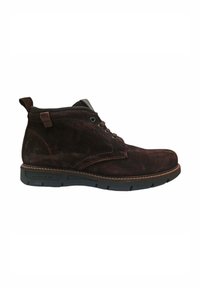 Botas de tobillo de ante marrón con punta redonda, cordones en la parte delantera y suela de goma con un patrón texturizado. Se aprecian detalles de costura marrón.