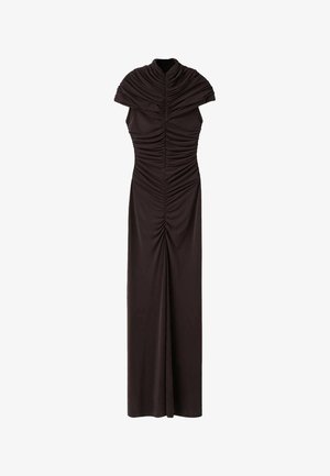 Rochie maro închis fără mâneci, cu guler înalt, din material adunat și cu design până la podea. Textură netedă cu drapaje subtile.