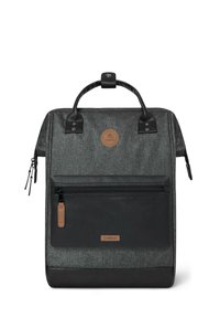 Grauer Stoff Rucksack mit einem Lederboden, ausgestattet mit einer Vordertasche mit Reißverschluss und einem runden Logo-Patch. Obere Tragelasche und verstellbare Schulterriemen.