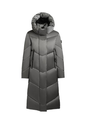 Šedý dlouhý péřový kabát s chevronovým prošíváním, vysokým límcem a dvěma bočními kapsami na zip; materiál je hladký a lesklý.