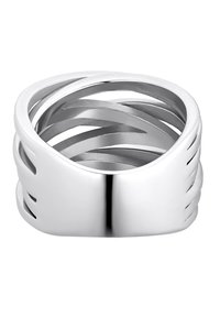 Sølvmetallring med en bred rem som har lagdelte, bølgede åpninger og en polert overflate. Buede kanter og jevn tekstur.
