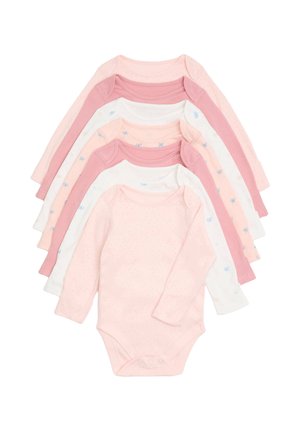 Zeven babyrompertjes met lange mouwen in pastelroze, wit en roze met blauwe strikpatronen, gestapeld en overlappend op een witte achtergrond.