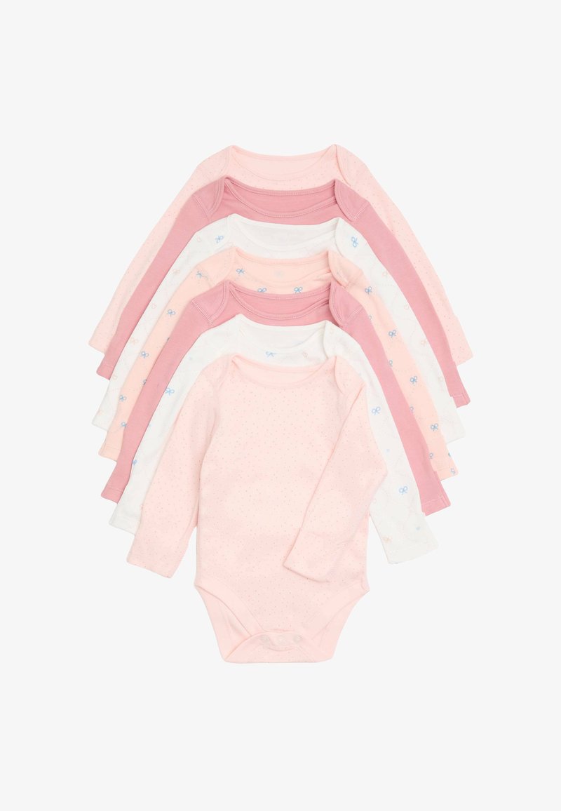 Siete bodies de manga larga para bebé en colores rosa pastel, blanco y rosa con estampados de lazos azules, apilados y superpuestos sobre un fondo blanco.