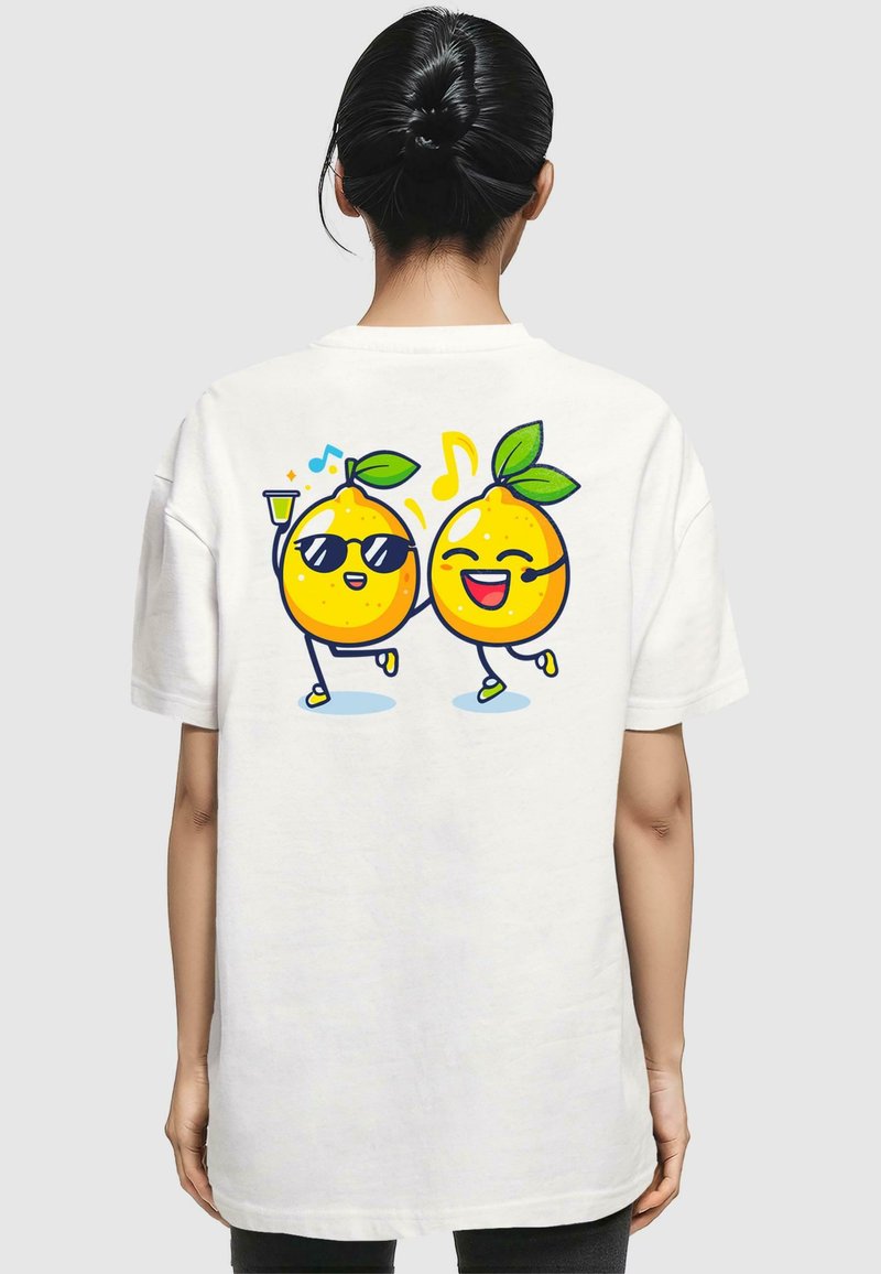 Hvid t-shirt med et farverigt grafisk motiv af to tegneserie-limoner, hvoraf den ene har solbriller på, danser med musiknoter og grønne blade.