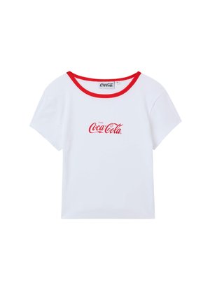 T-shirt bianco a maniche corte con colletto rosso e logo "Coca-Cola" rosso centrato sul davanti. Realizzato in un materiale simile al cotone, morbido al tatto.