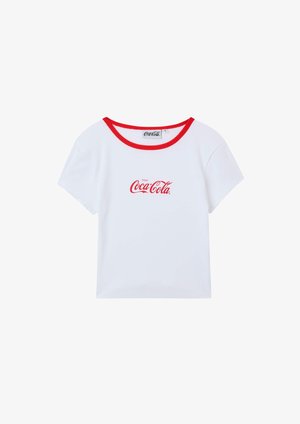T-shirt bianco a maniche corte con colletto rosso e logo "Coca-Cola" rosso centrato sul davanti. Realizzato in un materiale simile al cotone, morbido al tatto.