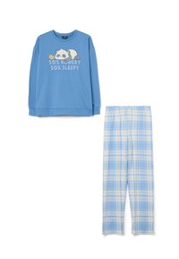 Sudadera azul con un gráfico de panda que dice "50% HAMBRE 50% SUEÑO" combinada con pantalones de pijama de cuadros azul claro en una tela suave y ligera.