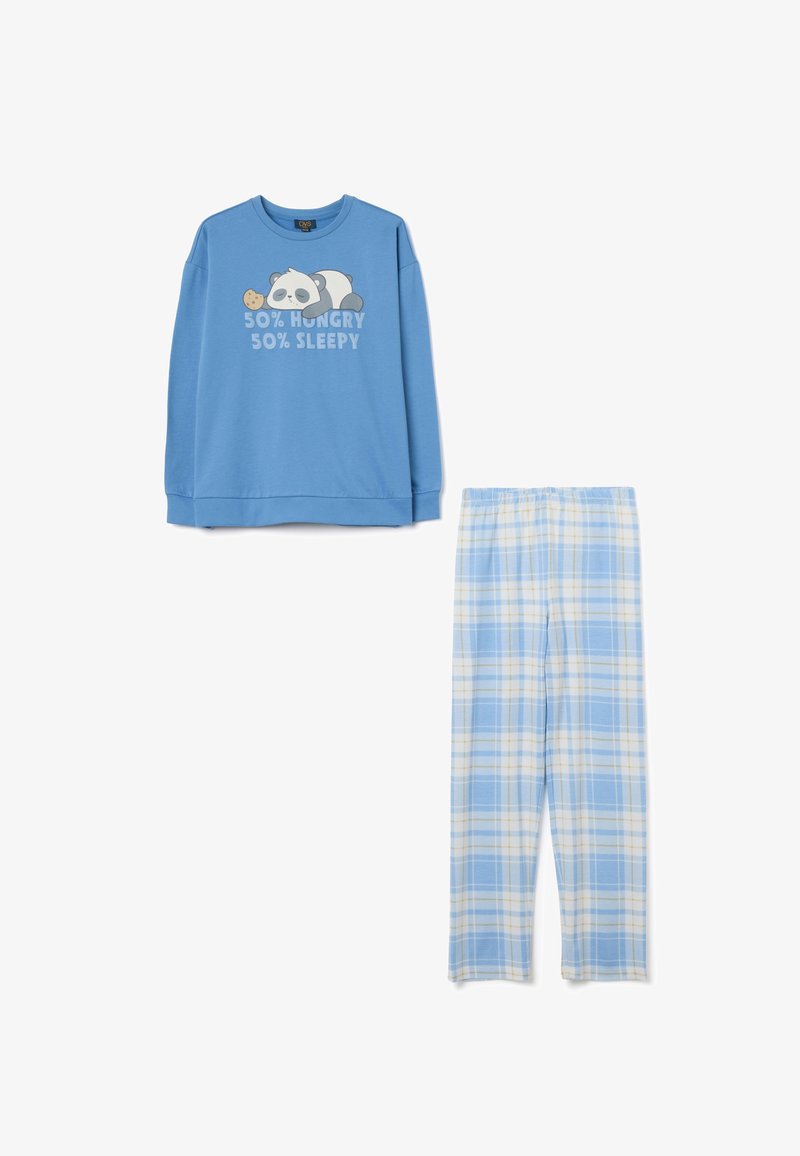 Sudadera azul con un gráfico de panda que dice "50% HAMBRE 50% SUEÑO" combinada con pantalones de pijama de cuadros azul claro en una tela suave y ligera.