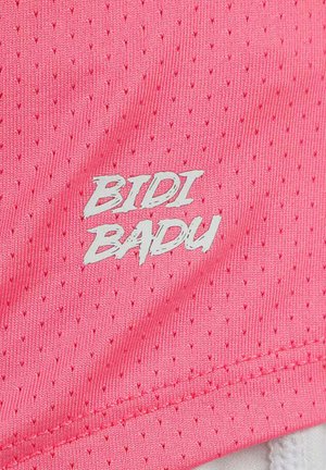 Roze ademende stof met kleine perforaties en witte tekst "BIDI BADU" erop gedrukt.