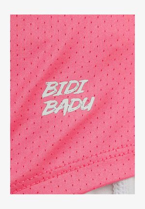 Roze ademende stof met kleine perforaties en witte tekst "BIDI BADU" erop gedrukt.