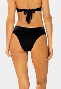 Czarne majtki bikini o wysokim kroju nogawki i gładkiej fakturze. Posiadają dyskretną grafikę na pasku i minimalistyczny krój.