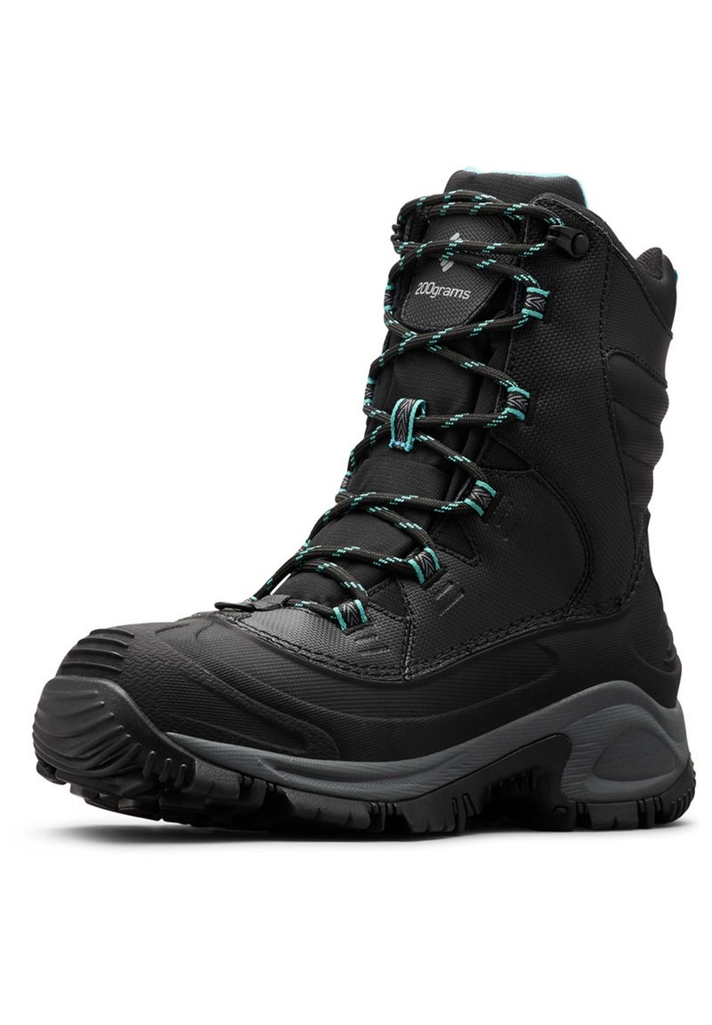 Botte noire imperméable avec surface texturée, lacets verts et noirs, col rembourré et semelle robuste conçue pour la traction et la durabilité.