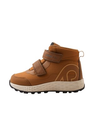 Calzature alte marroni con doppie cinghie in velcro, tomaia texturizzata e dettagli con logo, suola imbottita e suola nera resistente.