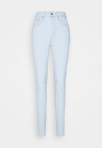 Ljusblå hög midja skinny jeans med framknapp, dragkedja och femficksdesign mot vit bakgrund.