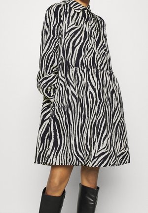 YAS Robe chemise - black