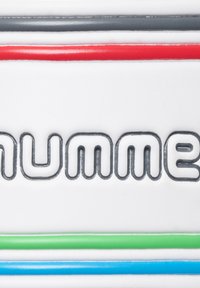 Une surface blanche présente le mot "HUMMER" en lettres grises avec contour. Des rayures horizontales colorées en rouge, vert et bleu courent en dessous.