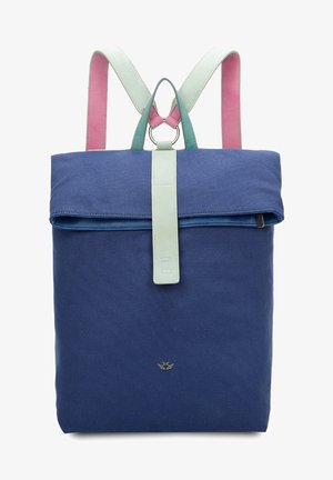 Zaino blu navy realizzato in tessuto resistente, con spallacci in verde pallido, rosa e menta e una parte superiore pieghevole con chiusura a scatto.