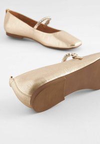 Next SIGNATURE MARY JANE  - Bokapántos balerina cipők - gold jewel