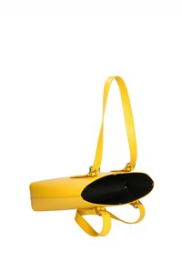 Borsa in pelle gialla con una forma rettangolare strutturata, dotata di doppi manici e un'apertura superiore che mette in mostra un interno nero.