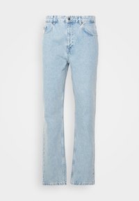 Jeans de mezclilla azul claro con un diseño de pierna recta, cinco bolsillos y costuras visibles. La tela tiene una textura suave y un acabado deslavado.