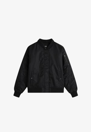 Veste bomber noire, avec une poche zippée, un col et des poignets côtelés, en tissu lisse et avec une coupe décontractée. Pas de logos ni de motifs visibles.
