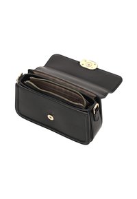 Bolso de mano de cuero negro con herrajes dorados, compartimentos con cremallera y cierre frontal de broche. Presenta una forma estructurada y textura suave.