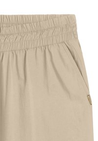 Pantaloni beige con vita elastica, dotati di tasche laterali, realizzati in tessuto leggero e con una texture liscia, arricchita da dettagli di cucitura discreti.