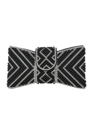 Czarna kopertówka z geometrycznymi wzorami z koralików w kolorach czarnym i srebrnym, wyposażona w klapkę i symetryczne wzory typu chevron oraz diamenty.