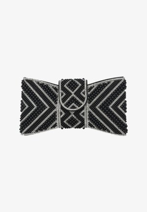 Čierna kabelka s geometrickými vzormi z korálikov v čiernej a striebornej farbe, so zapínaním na klopu a symetrickými vzormi chevron a diamant.